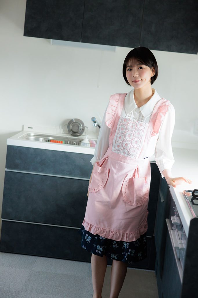 グラビアアイドル辰巳シーナイメージDVD「黒い花嫁は、静寂を纏って佇む」より