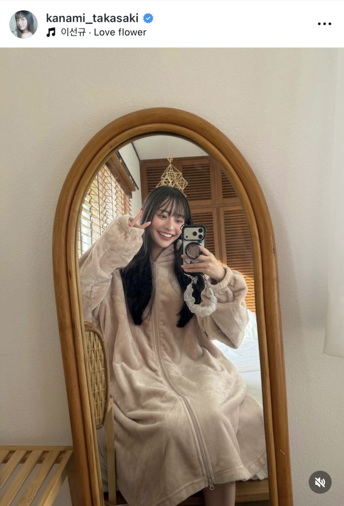 笑顔が弾けるグラビア撮影でのオフショット