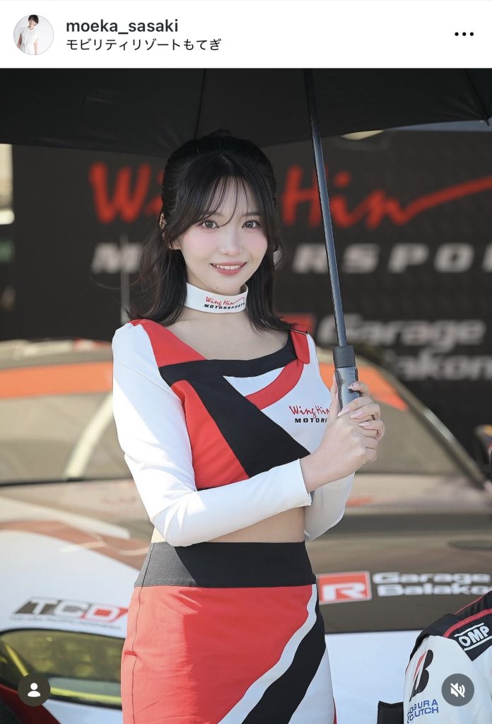 眩しい笑顔を見せる