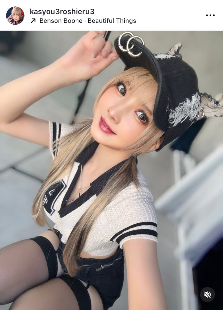 キャップがかわいらしさを強調しつつ眩しい太ももにも目が行ってしまう