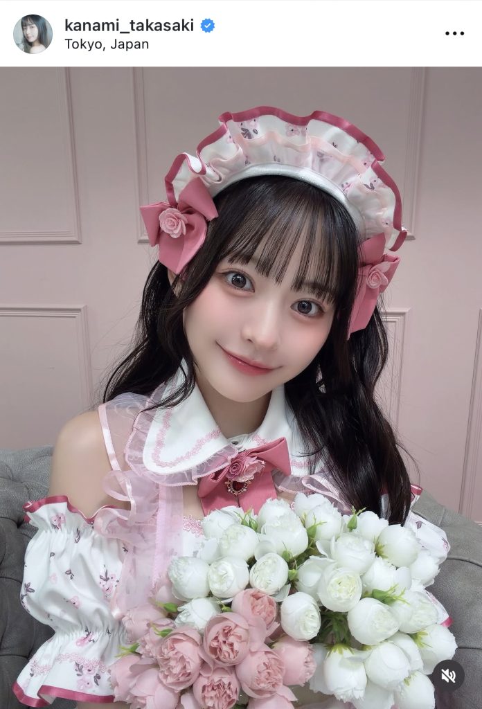 花束を抱えてニッコリ