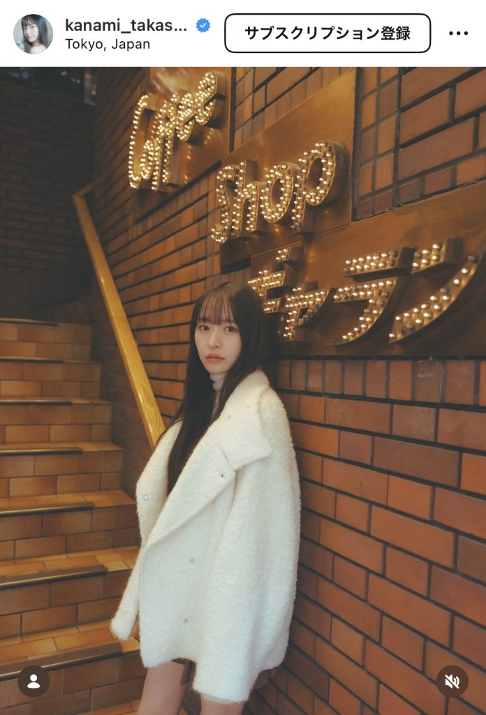 昭和チックな喫茶店で美しいおみ足をチラ見せ