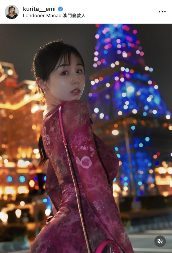 マカオの夜の街を歩く