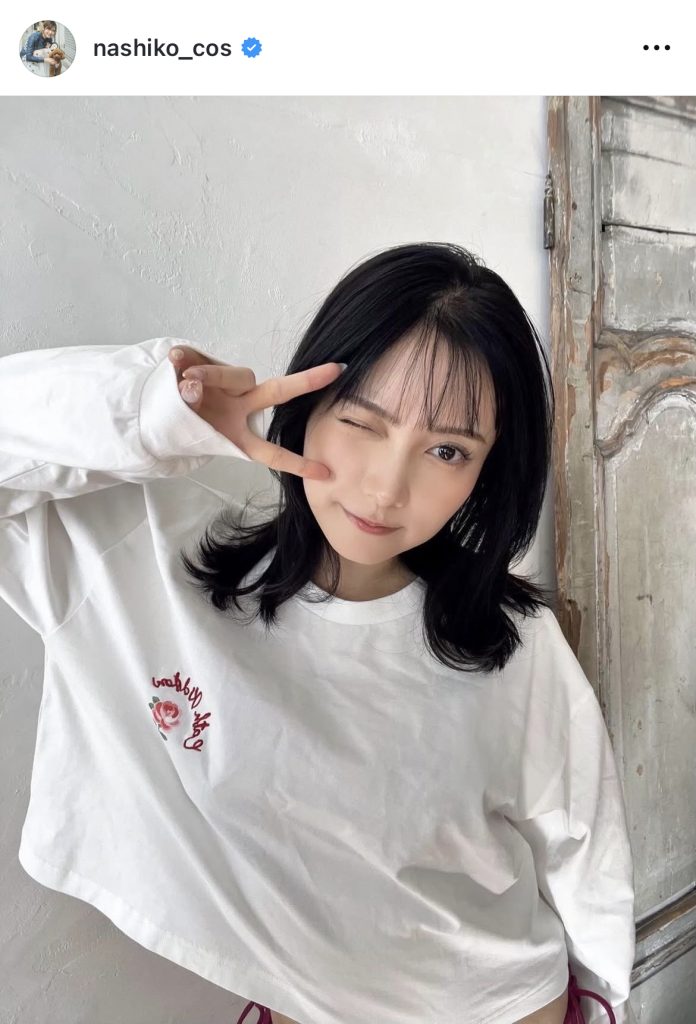 ウインクでファンを魅了する