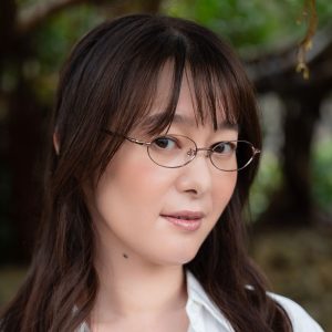 “令和のスイカップアナウンサー”竹中知華、デジタル写真集配信!知的なメガネ姿からバラ風呂ショットまで