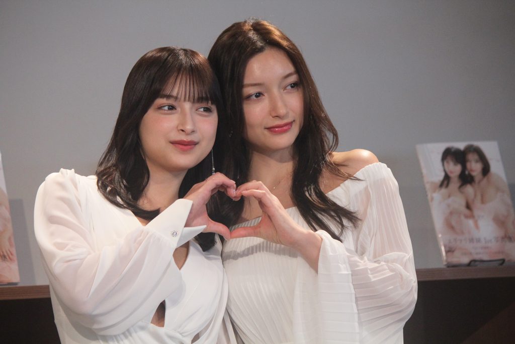 姉妹でハートポーズを披露