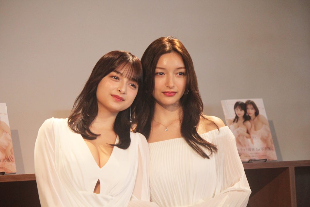 写真左が妹の百瀬まりな、右が姉のErika