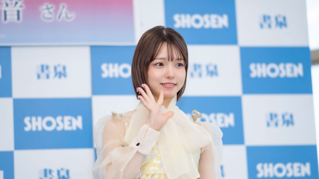 AKB48・髙橋彩音が1st写真集『ひとり姉妹』発売記念取材会に出席