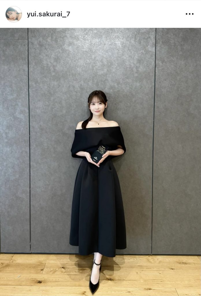 美しい黒のドレス姿で受賞式に登場