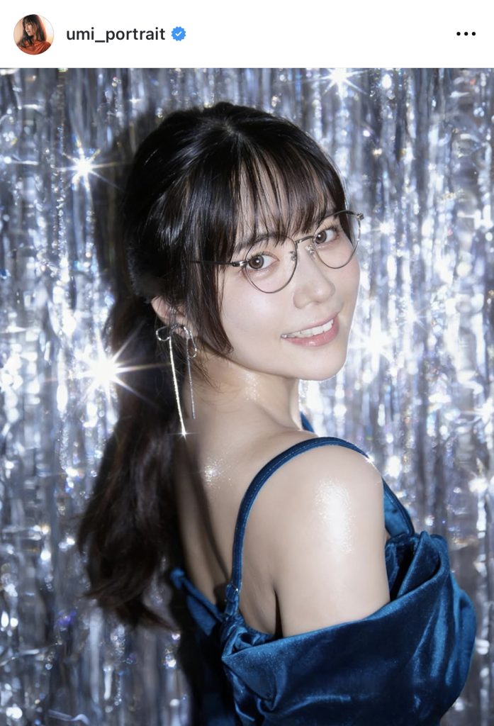 東雲うみがキラキラドレス×メガネ姿を公開