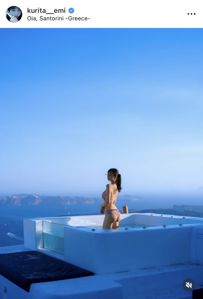 南エーゲ海の絶景をバックにビキニ姿を披露