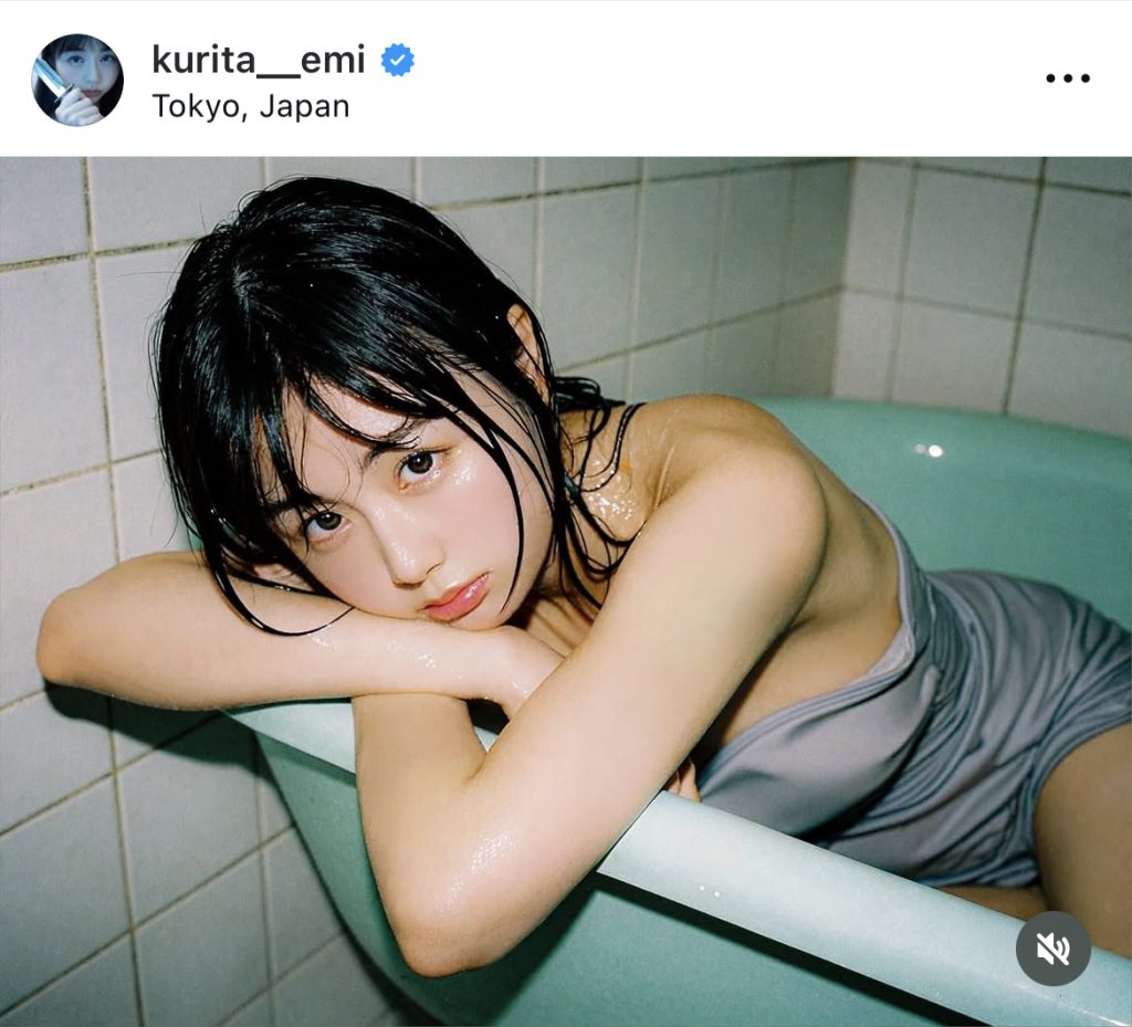 “SNSのフェチ天使”くりえみが、お風呂場での濡れ髪カットを公開