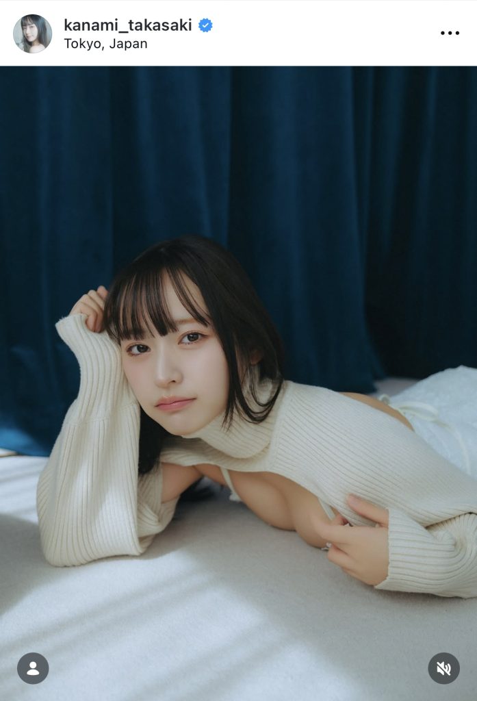 寝転がってこちらを見つめる高崎かなみ