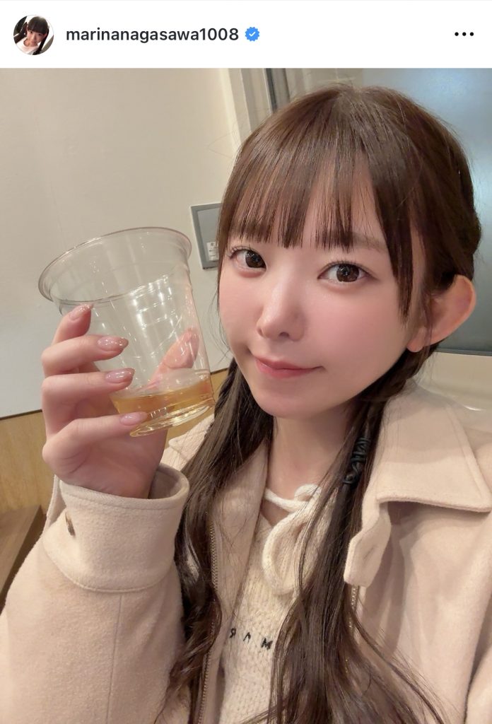 コップを片手にほほ笑むまりちゅう