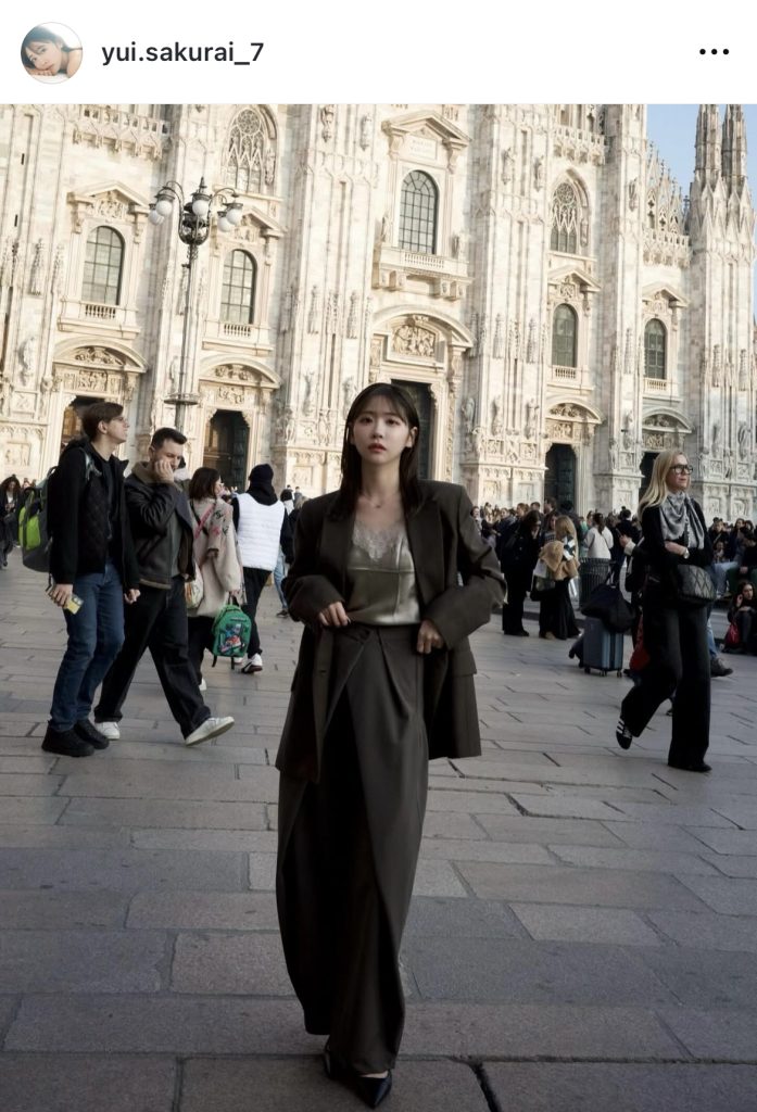 ミラノ大聖堂をバックにポーズを決める