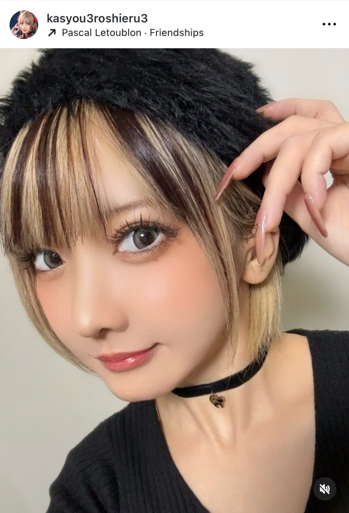 金髪メッシュのボブがとても似合っている1枚