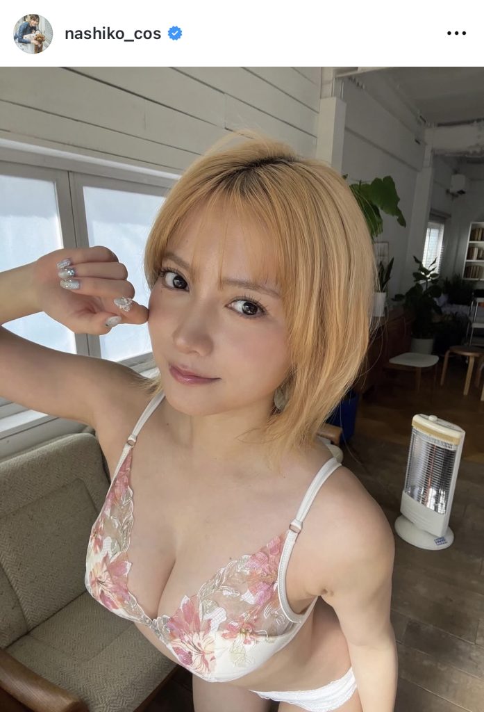 ランジェリー姿を披露