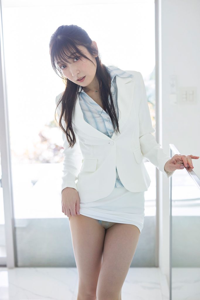 グラビアアイドル熊田曜子イメージDVD「誘惑女神」より