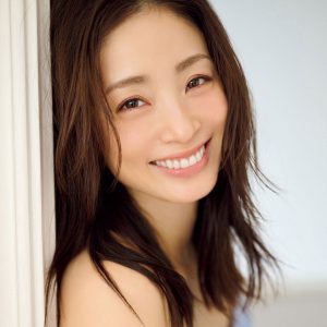 上戸彩、年齢を重ね美しさに磨き『FLASH』表紙＆巻頭を飾る