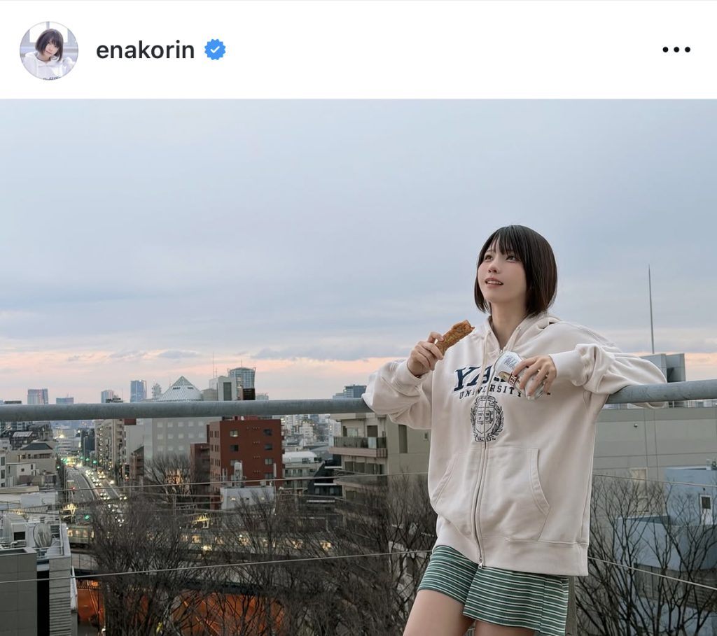 パーカーのラフな格好も似合っていてキュート