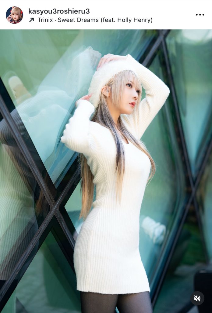 モノトーンコーデとボディラインの融合が芸術的な1枚