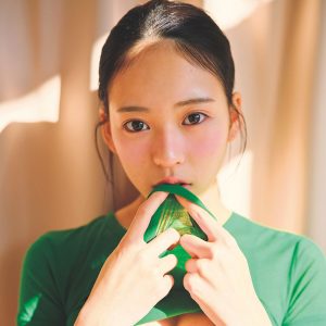 グラビア界最強の逸材、大きな瞳とメリハリ際立つスレンダーボディーで魅せる