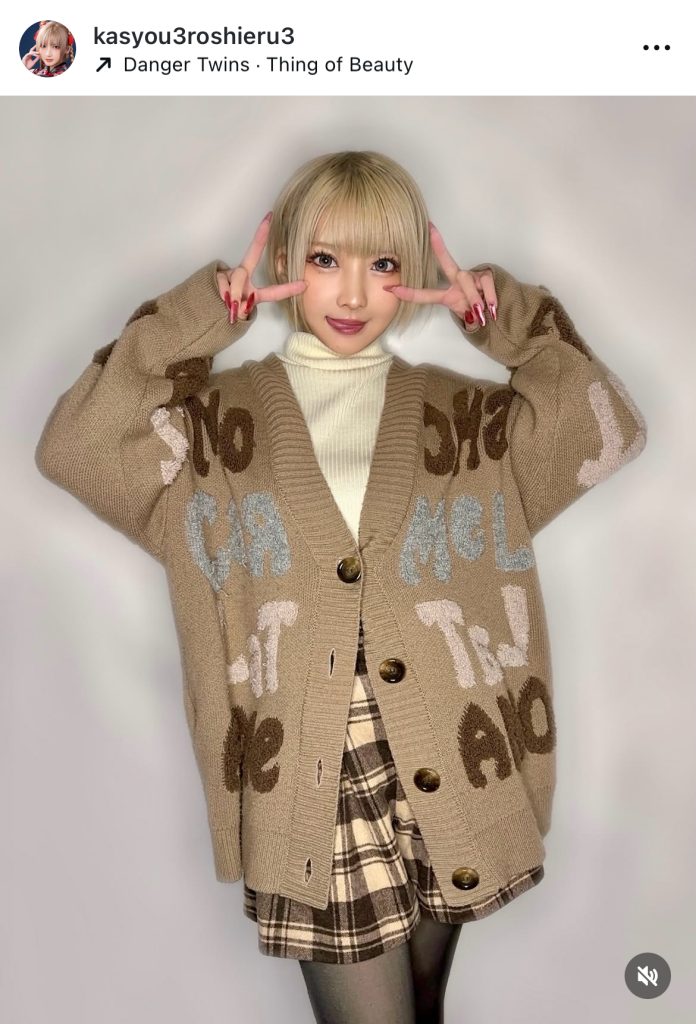 チェックのミニスカート×黒ストッキングが色っぽい1枚