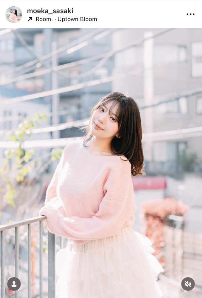 カメラ目線を送る佐々木萌香