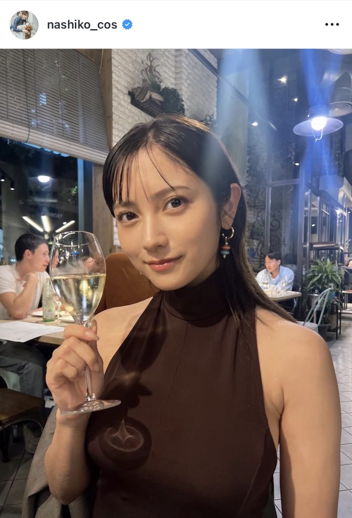 肩出しドレスで大人っぽい1枚