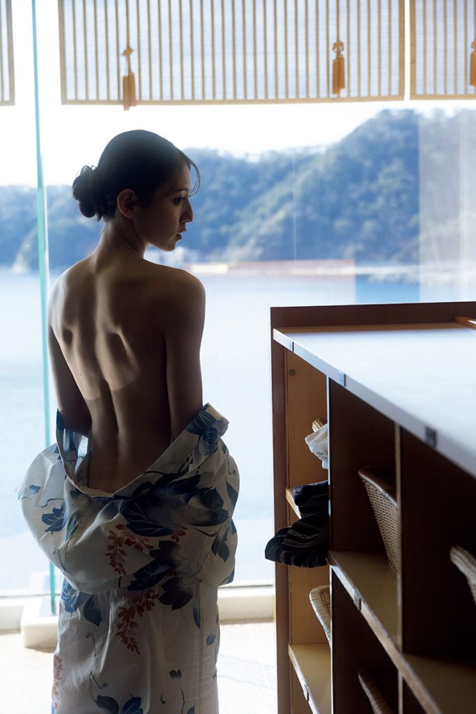 宮原華音1st写真集「K.O~kanon origin~」より