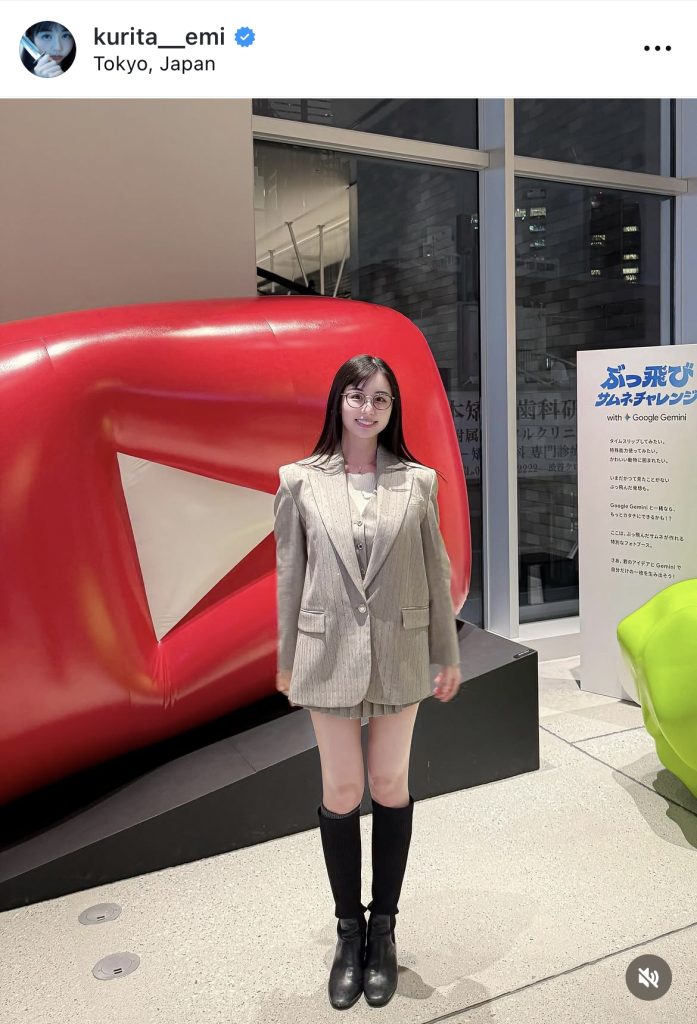 ビジネススーツ姿かと思いきや、ミニスカートでしっかり美脚を披露