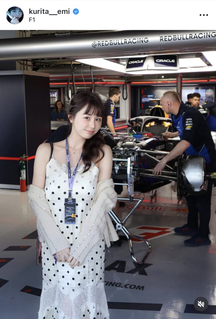 セクシーな肩出し水玉ワンピ姿