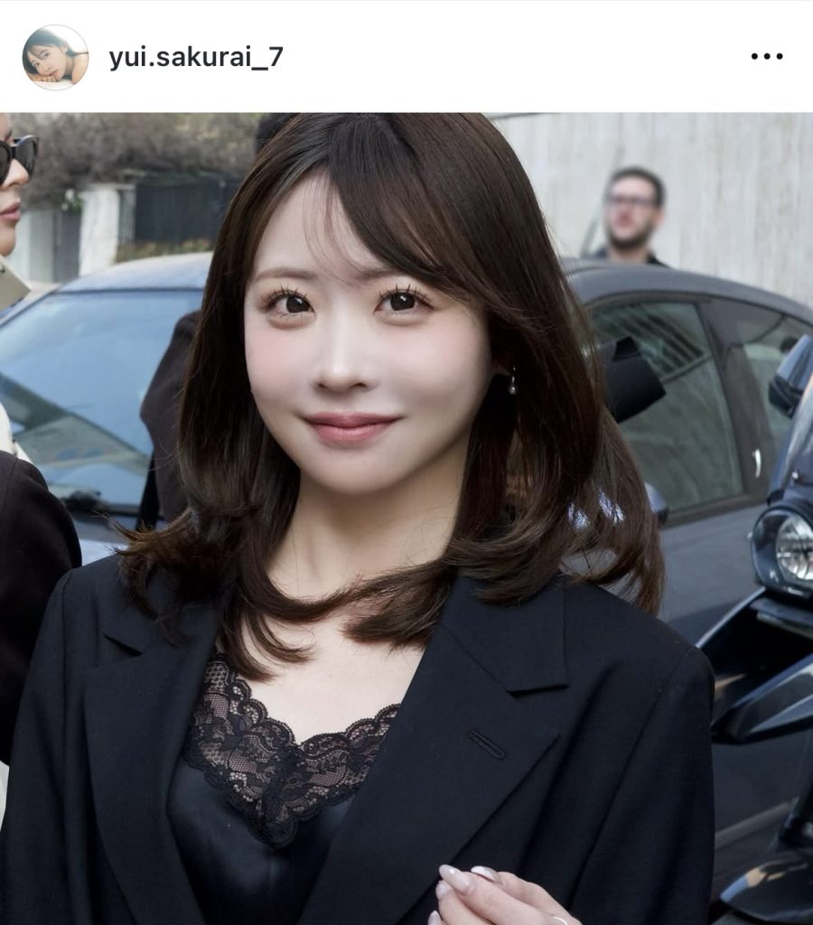 大人っぽい衣装でほほ笑む