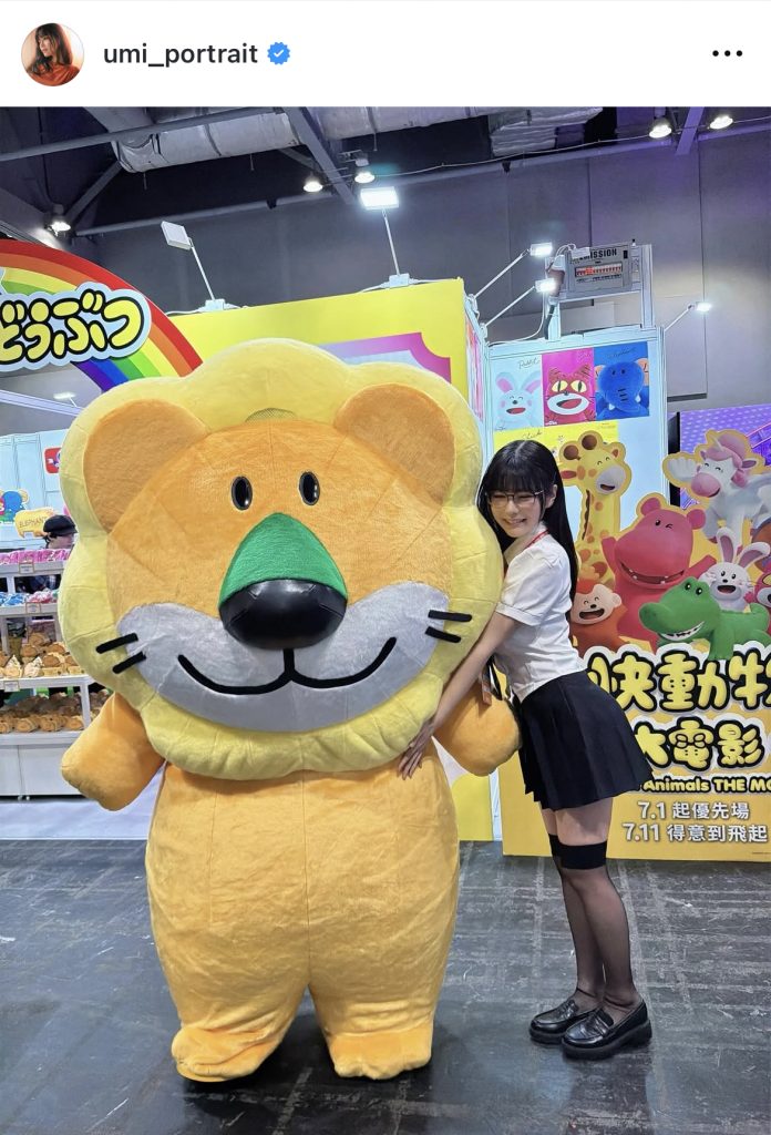 「たべっ子どうぶつ」のキャラクター“らいおん”ともパシャリ