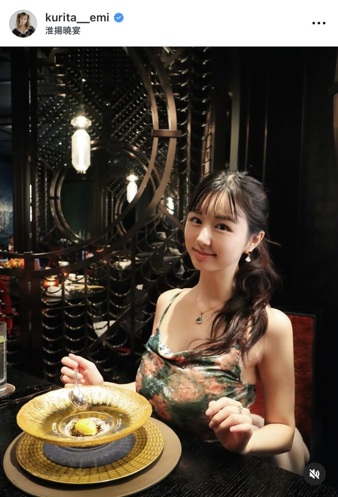 料理を前にご機嫌のくりえみ