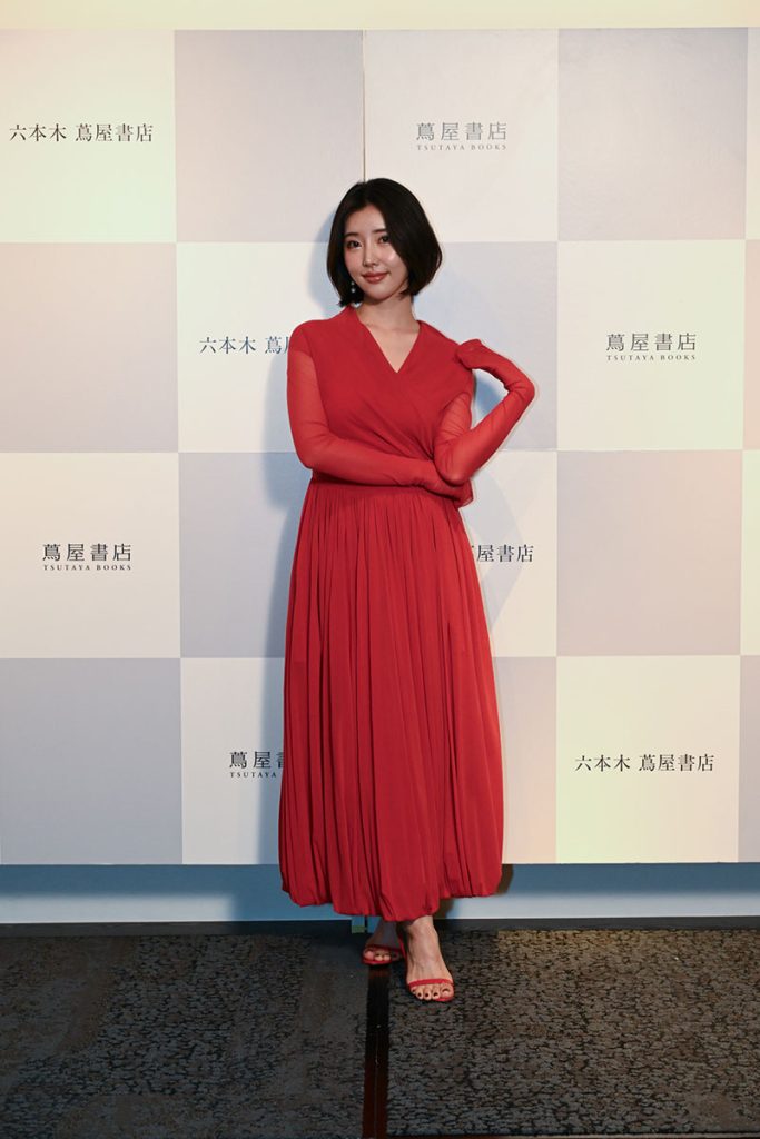 志崎樺音1st写真集『unplugged』(講談社)発売記念取材会より