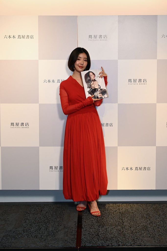 志崎樺音1st写真集『unplugged』(講談社)発売記念取材会より