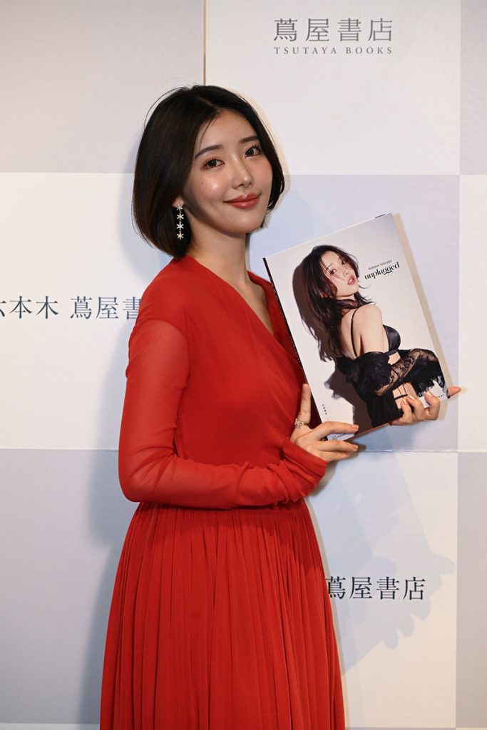 志崎樺音1st写真集『unplugged』(講談社)発売記念取材会より