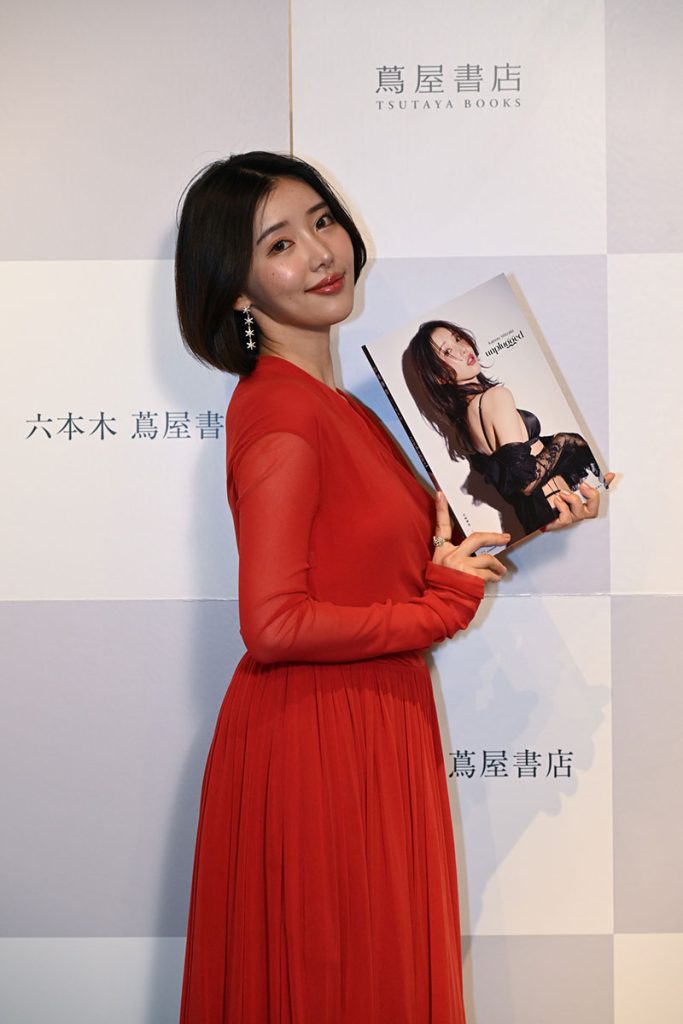 志崎樺音1st写真集『unplugged』(講談社)発売記念取材会より