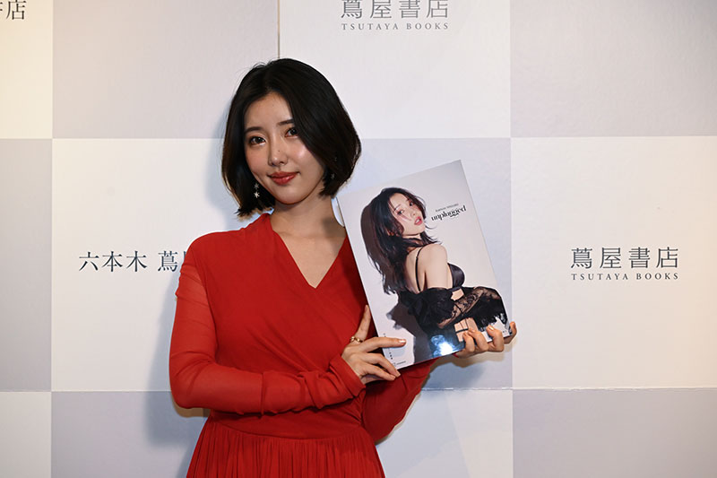 1st写真集『unplugged』(講談社)発売記念取材会に出席した志崎樺音