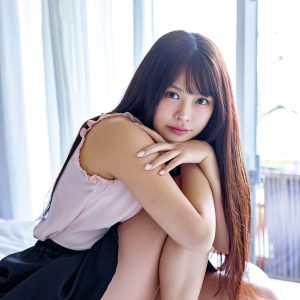 愛くるしい笑顔とグラマラスボディー…大人の魅力あふれる最新グラビア作品