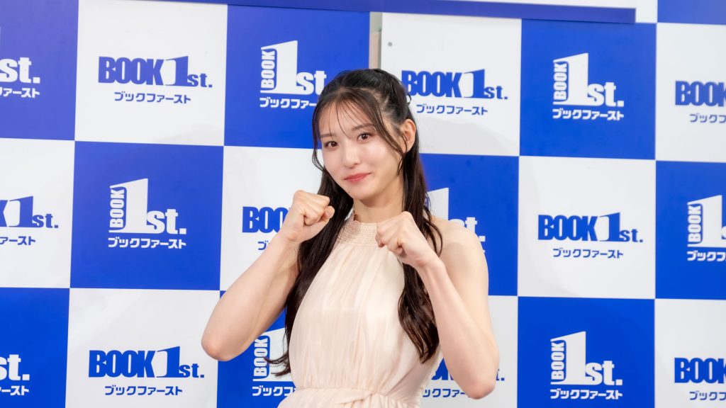 1st写真集「K.O~kanon origin~」発売記念取材会に出席した宮原華音