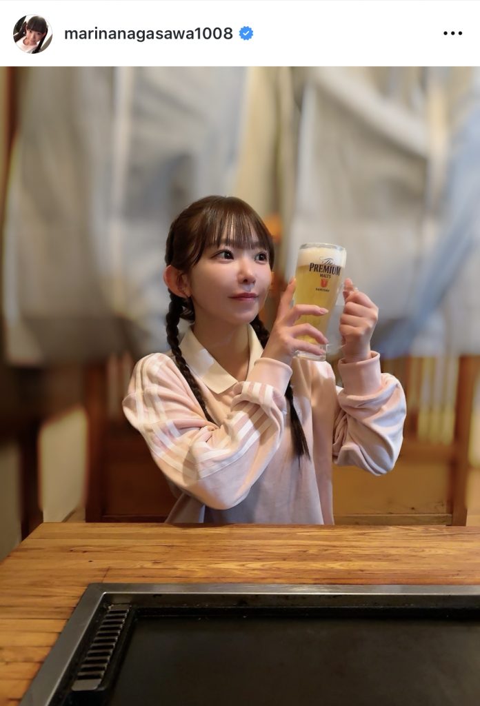 ビールを手にうれしそうな表情を見せる