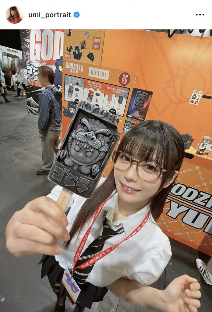 ゴジラアイスを手にニッコリ