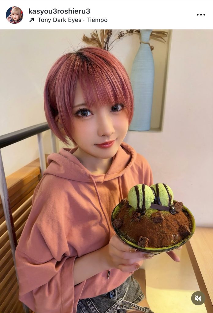 パーカーを着て抹茶とチョコのかき氷を手にニッコリ