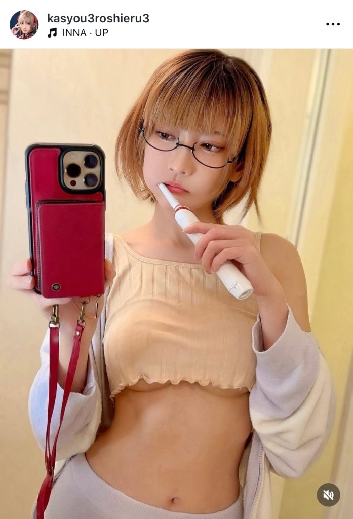 おへそが眩し過ぎる歯磨き姿