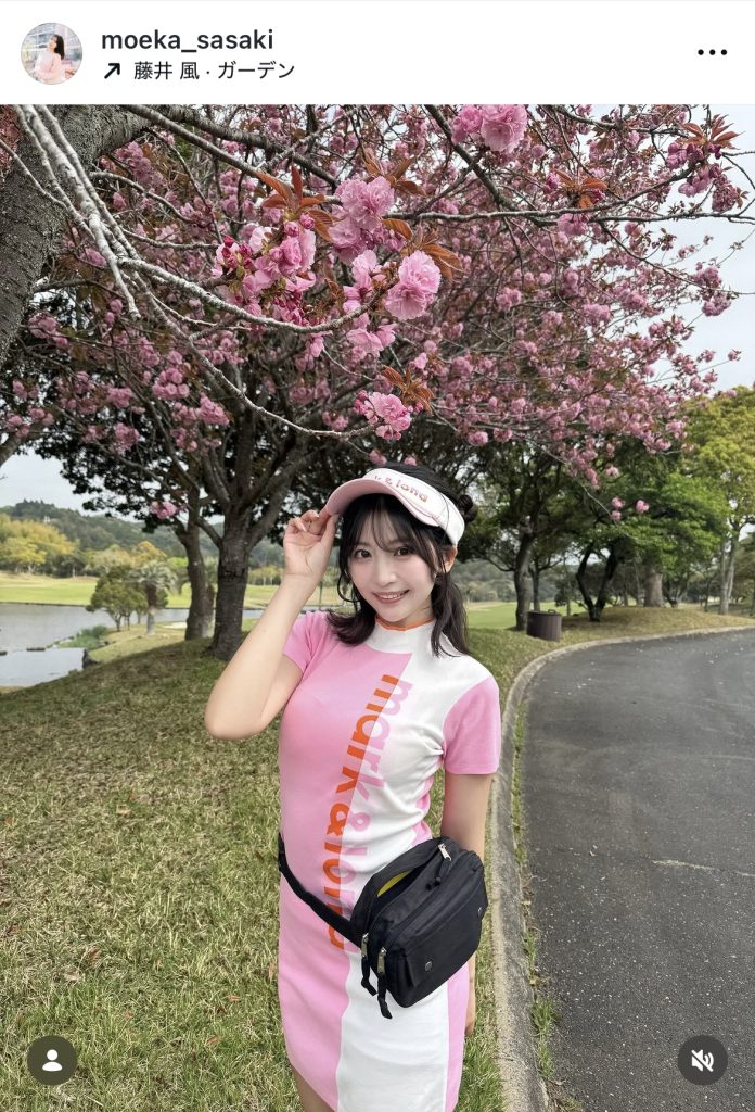 グラビアアイドル佐々木萌香がミニスカゴルフウェア姿
