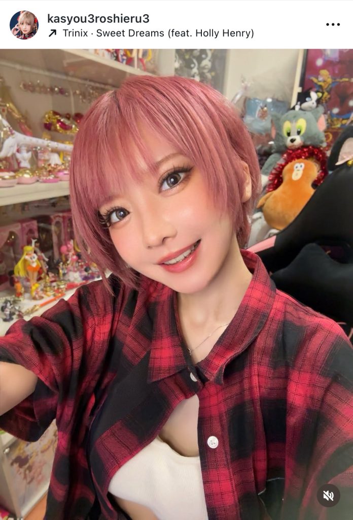 服がはだけて胸元があらわに