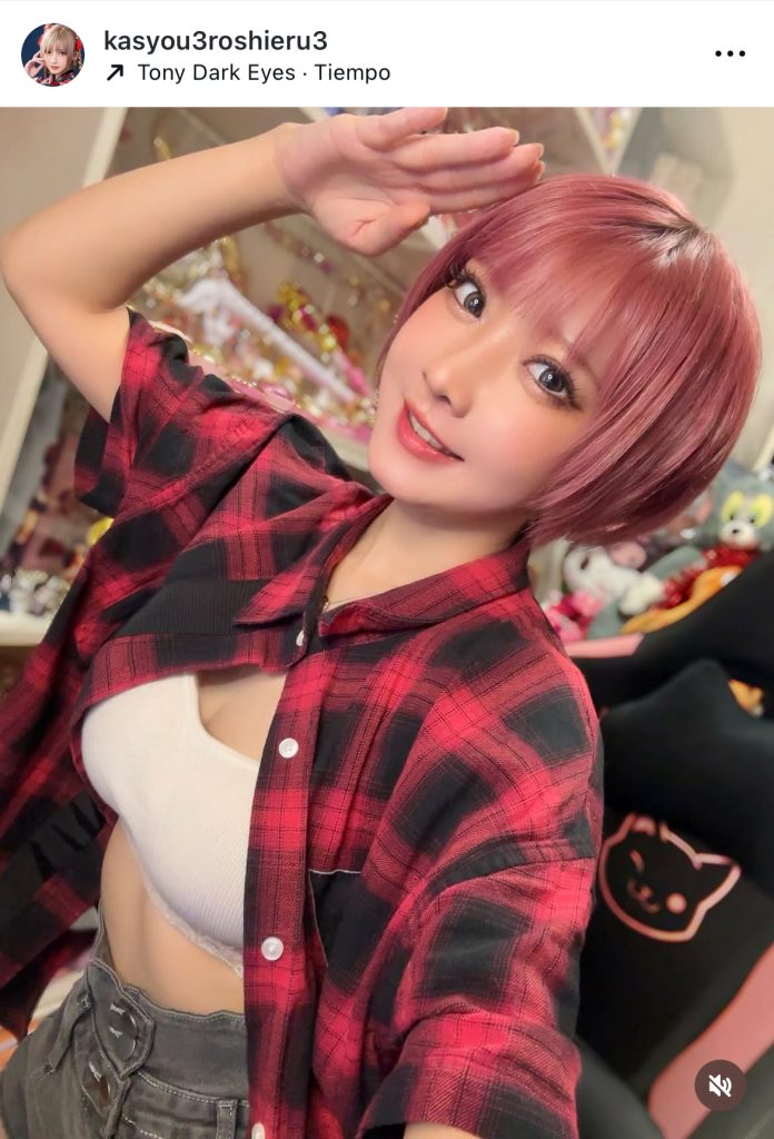 胸元がはだけたキケンなオフショット