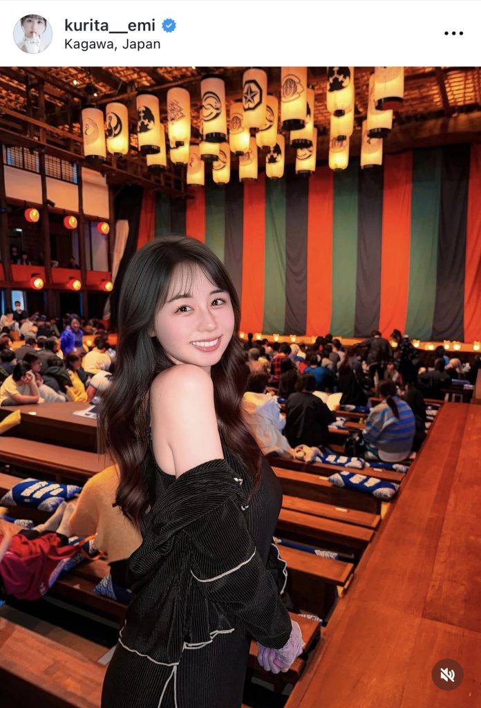 人生初という歌舞伎は肩出しスタイルで